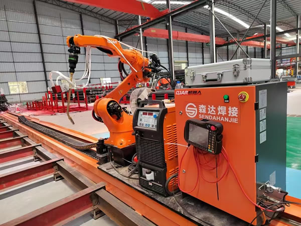 行走地軌焊接機器人